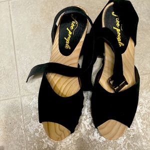 Gorgeous new w/out box free people strappy dress sandal. 38